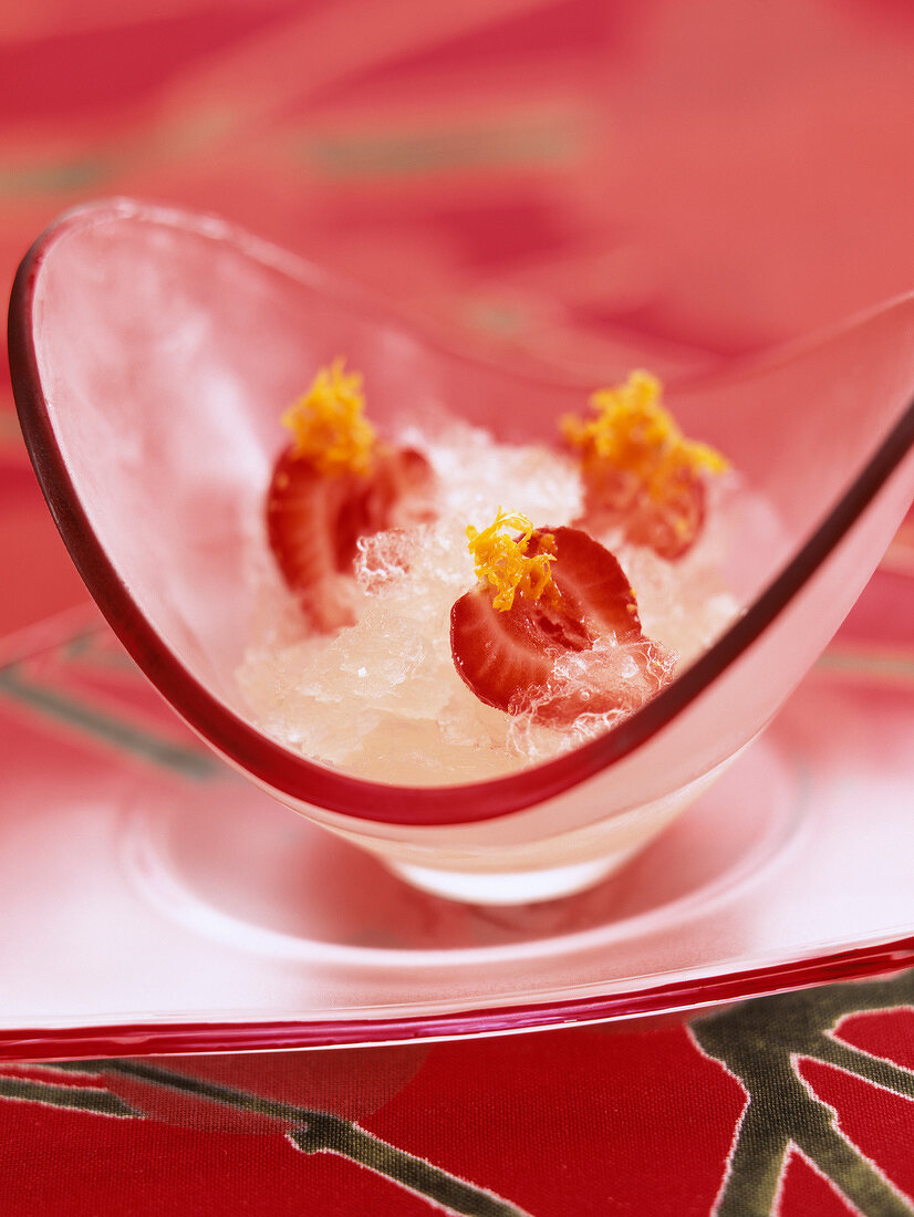 Süsswein-Granita mit Erdbeeren