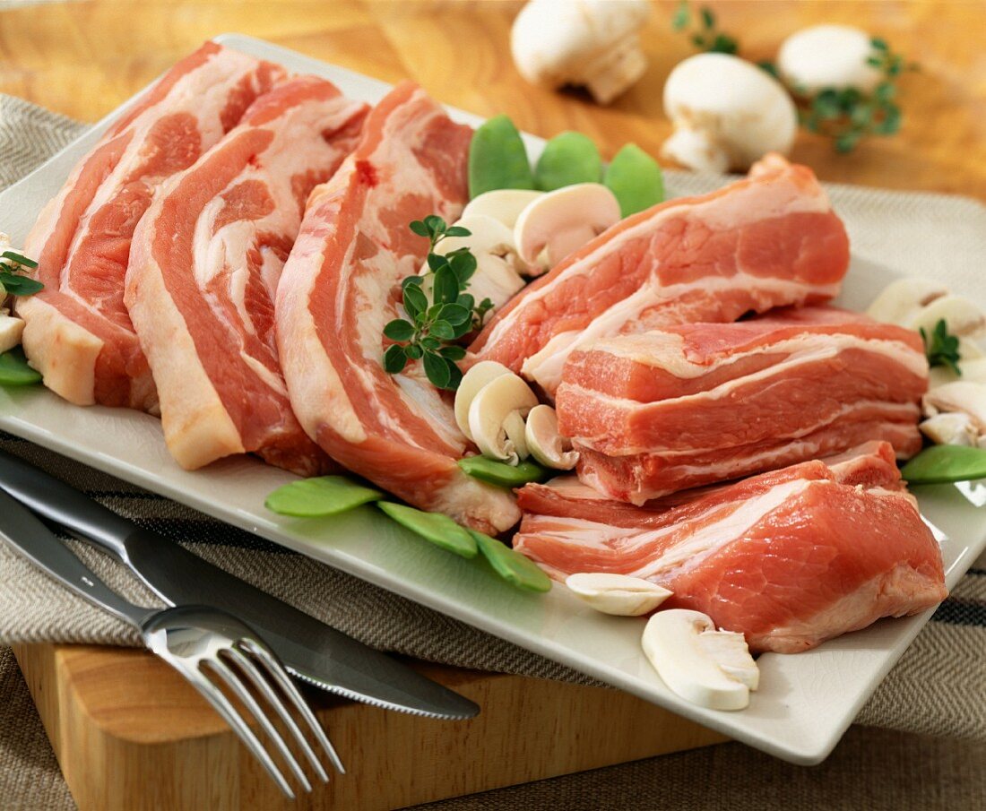 Rohes Schweinefleisch mit Gemüse auf Platte