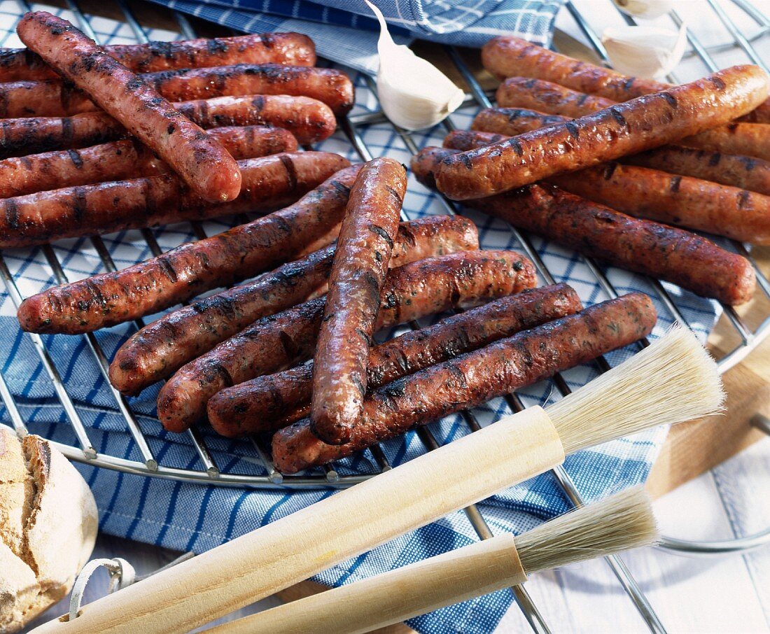 Gegrillte Würstchen auf dem Grillgitter