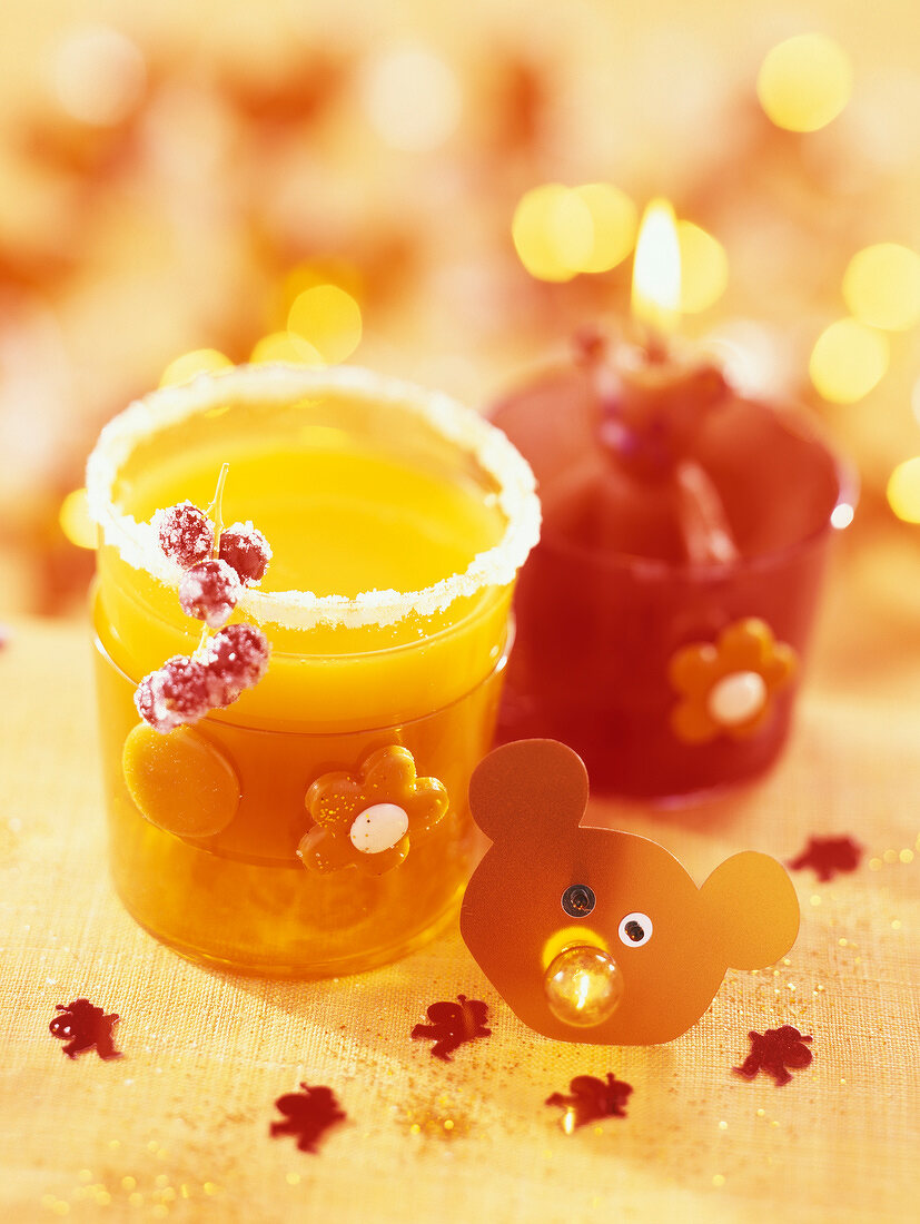 Kleines Glas Orangensaft mit Zuckerrand für Kinder