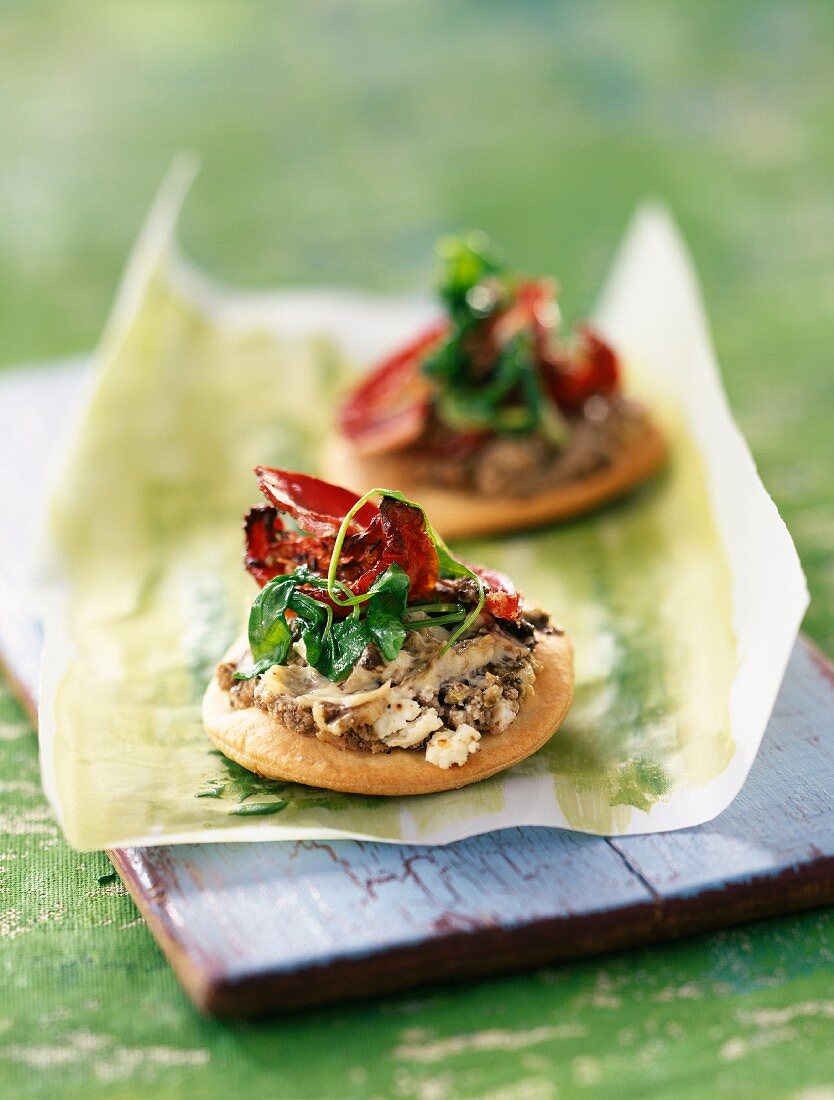 Mini-Pizzas mit Ziegenfrischkäse, Tapenade und Mayonnaise