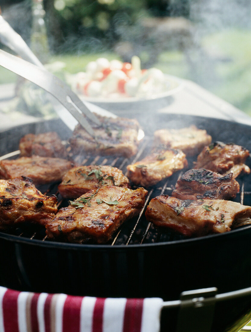 Spare-Ribs mit Kräutern auf dem Grill