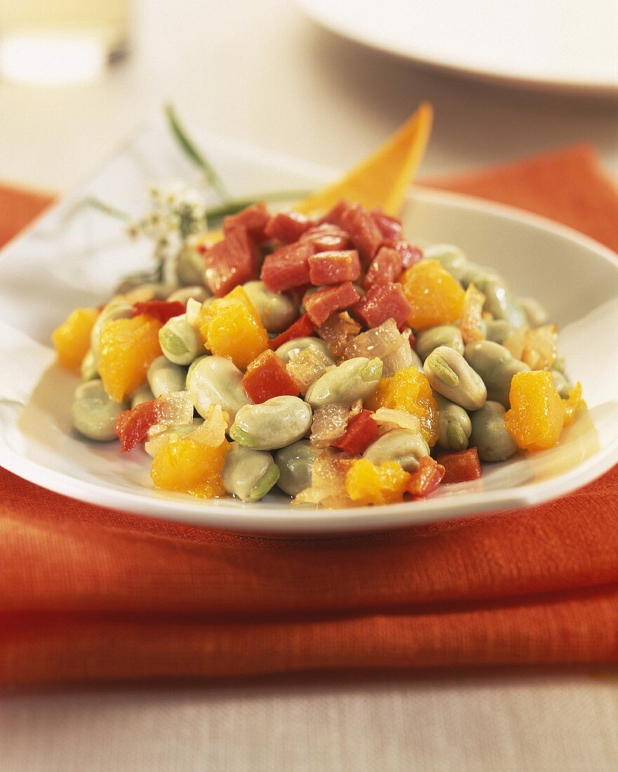 Salat mit Saubohnen und Zitrusfrüchten