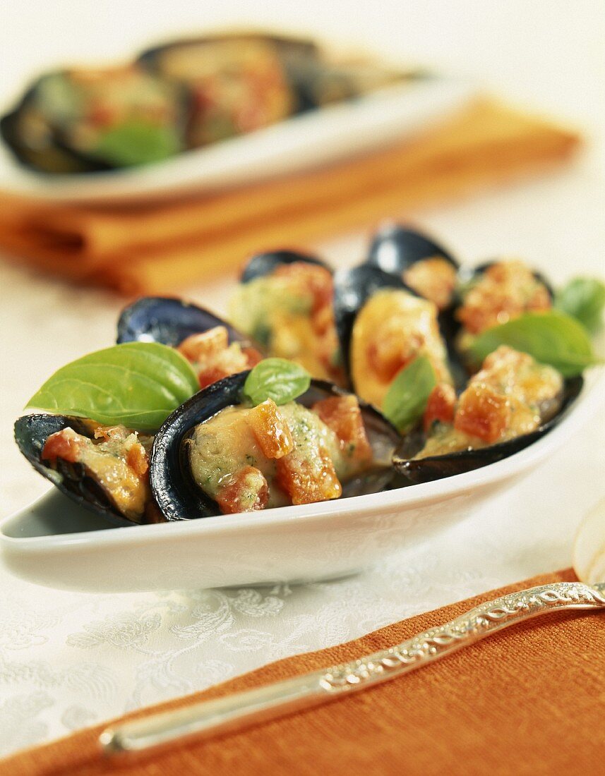 mussels au gratin with tomatoes and basil