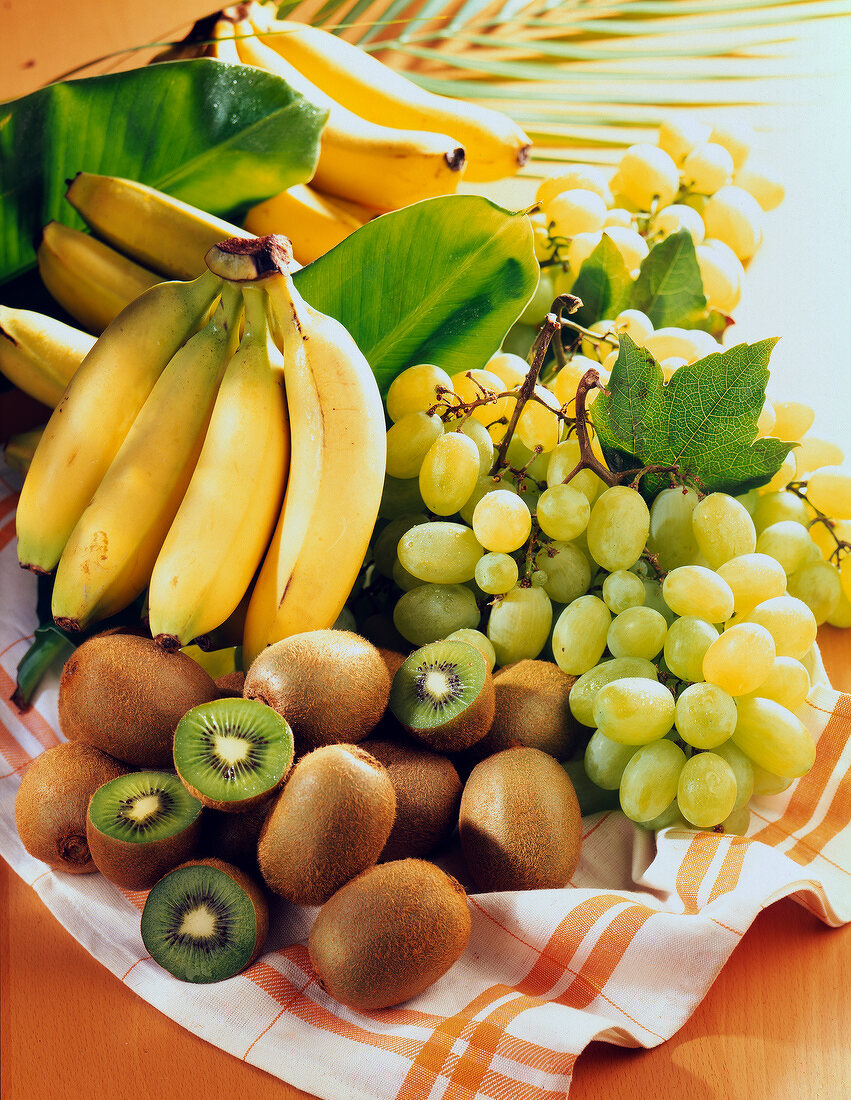 Stillleben mit Kiwis, Trauben und Bananen