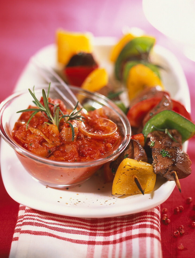 Rindfleisch-Paprika-Spiesse mit selbstgemachter, scharfer Tomatensauce