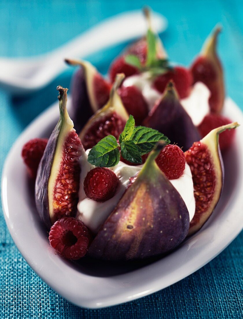 Feigen mit Himbeeren und Schlagsahne