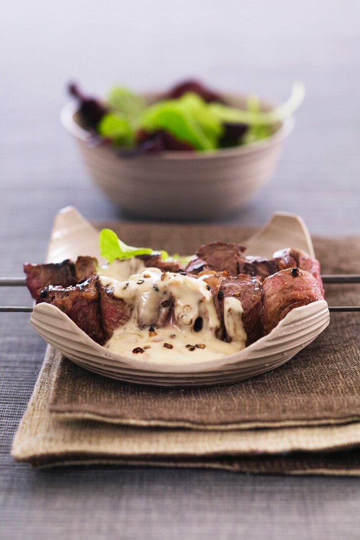 Beef brochettes with creamy pepper sauce