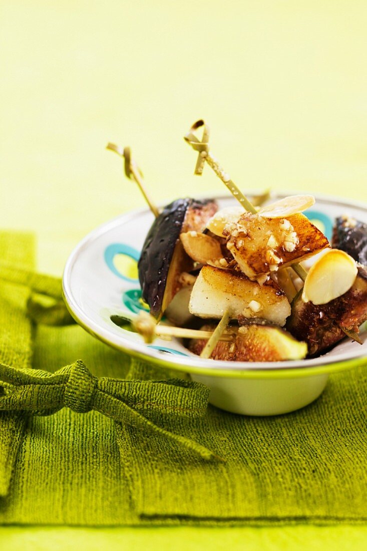 Pear, fig and honey brochettes