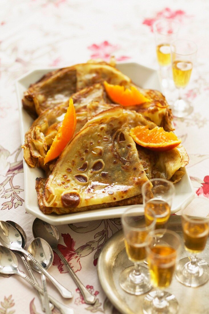 Crêpes Suzette (Flambierte Pfannkuchen mit Orangenlikör, Frankreich)