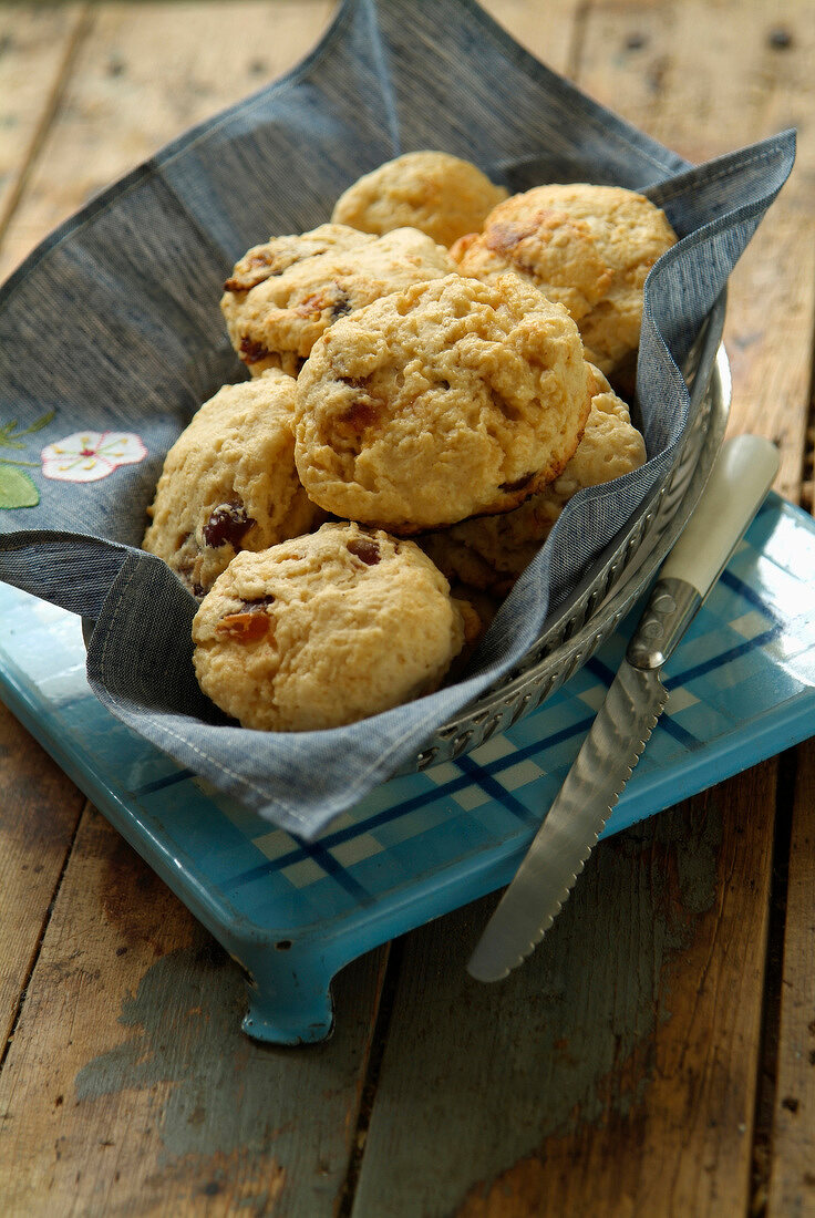 Scones mit Trockenfrüchten im Brotkorb