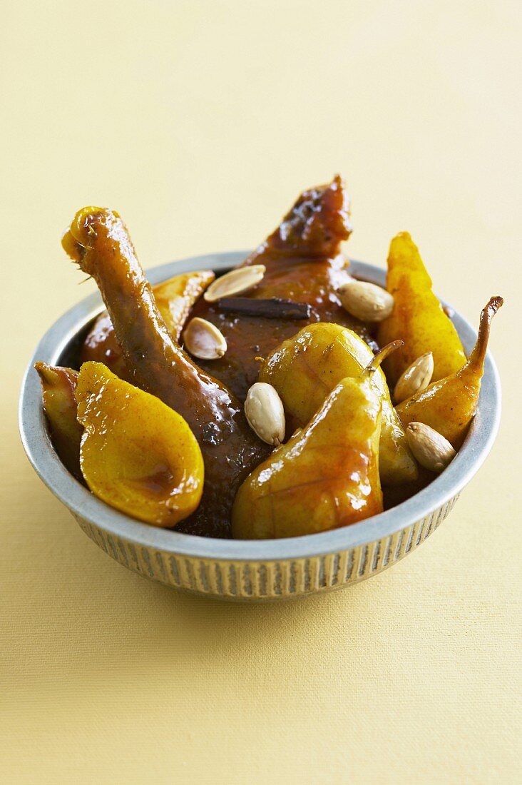 Hähnchen-Tajine mit Birne und Mandeln