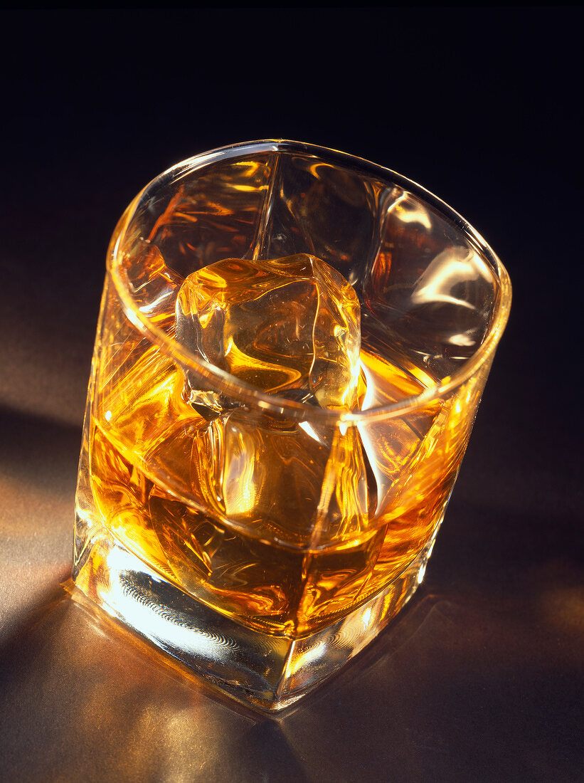 Glas Whisky mit Eiswürfeln