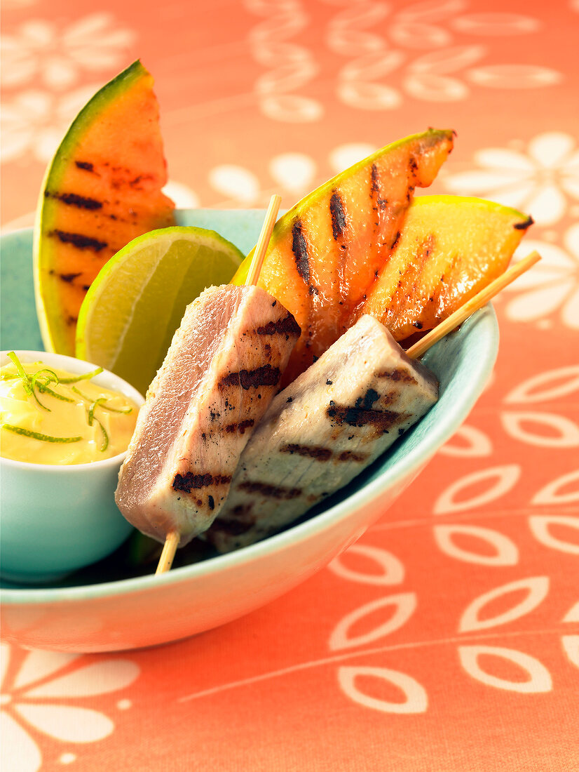 Thunfischspiesschen vom Grill mit gegrillten Melonenscheiben und Limetten-Mayonnaise