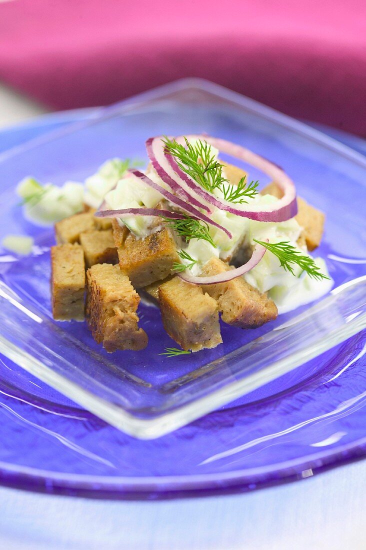 Vegetarischer Seitan-Salat mit Sahnegurken