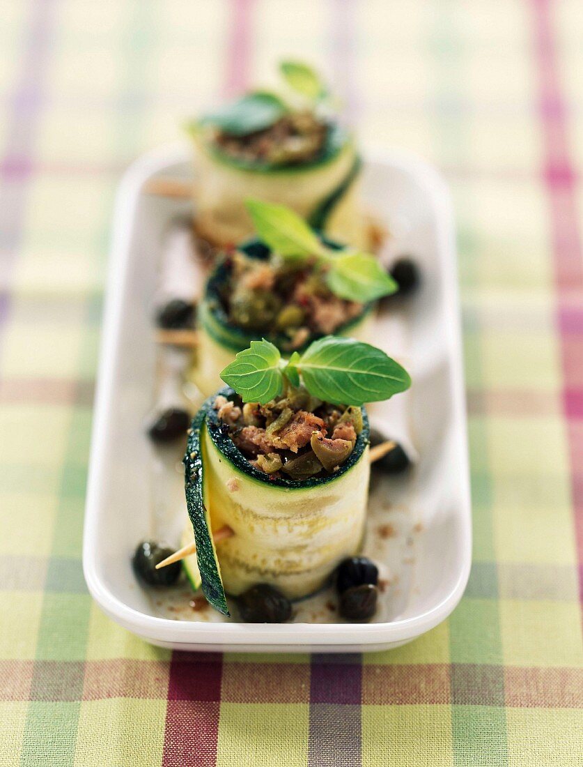 Courgette rolls filled with tuna and white wine