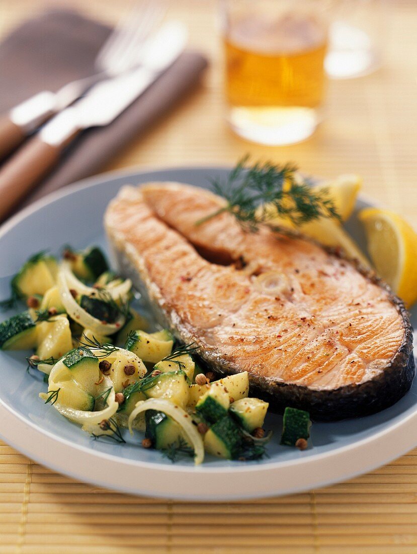 Lachssteak mit Zucchinigemüse