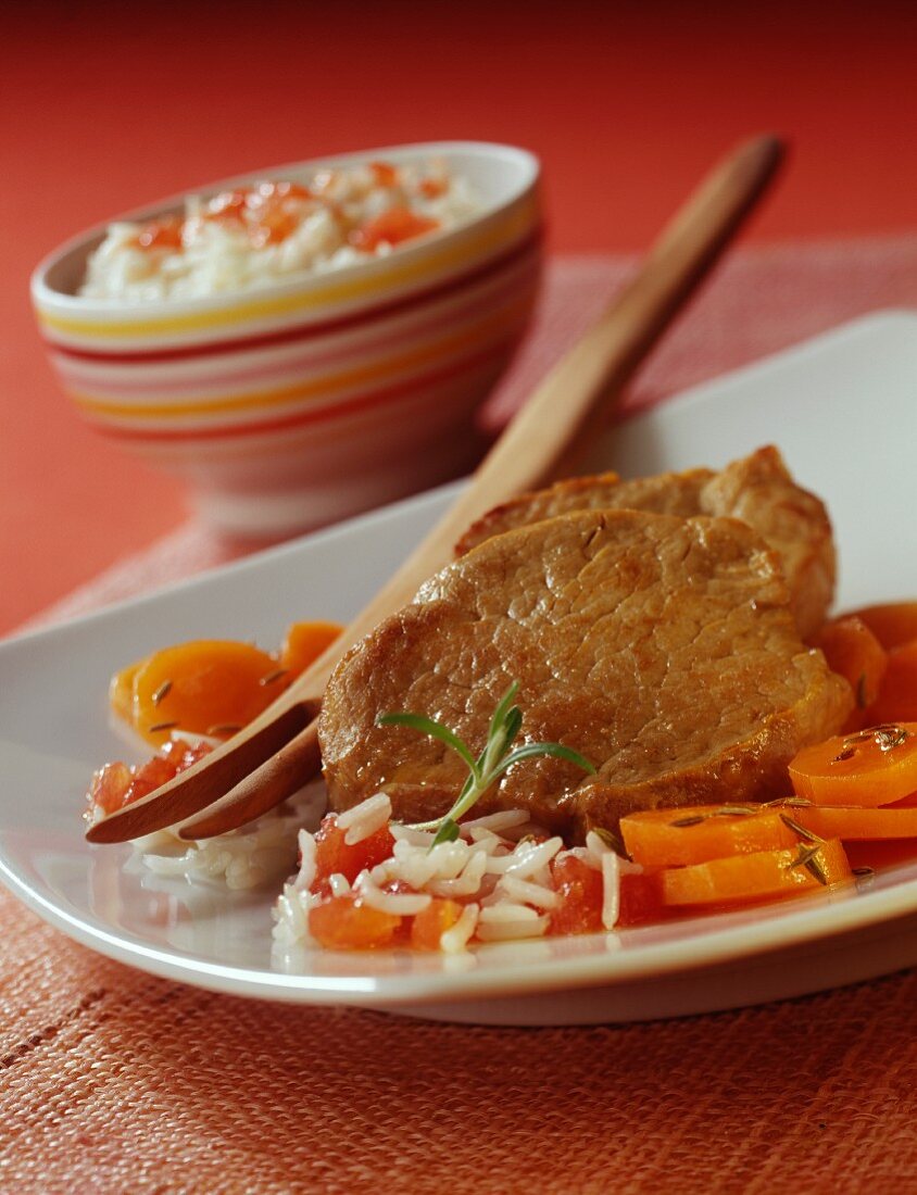 Veal filet mignon with rice, carrots and tomatoes