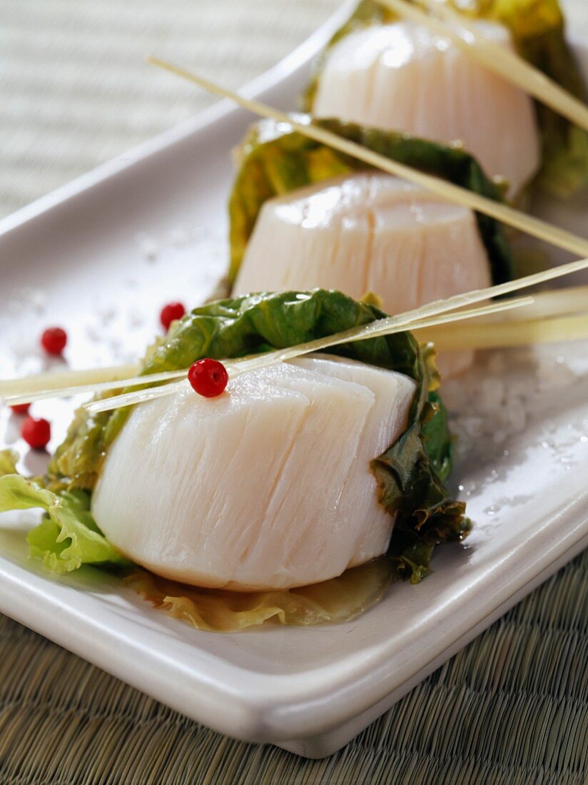 Steam-cooked scallops with lemon grass