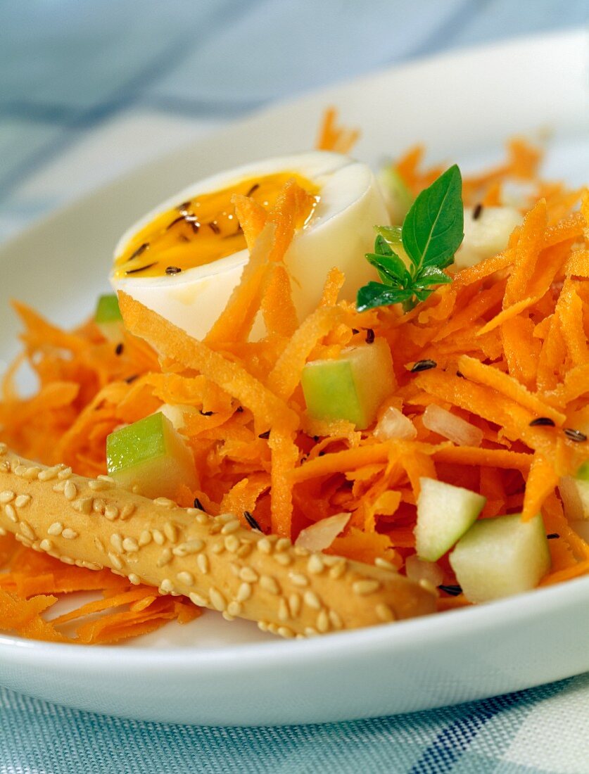 Soft-boiled egg with grated carrots and green apple