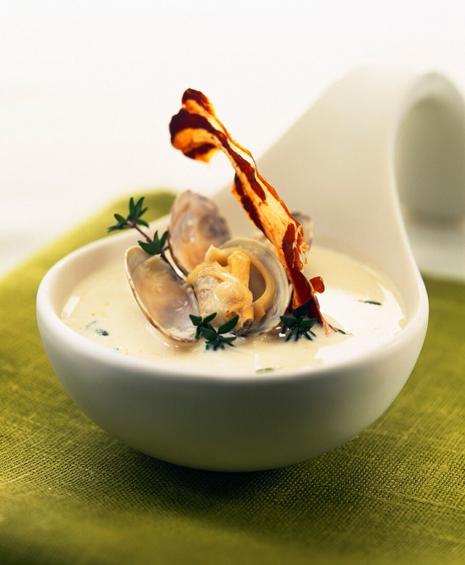 Austern-Herzmuschel-Suppe mit Speck