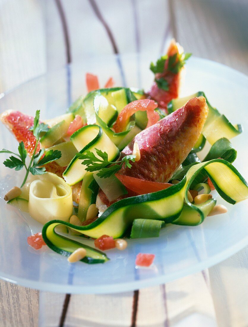Salat mit Rotbarbe und Zucchinistreifen