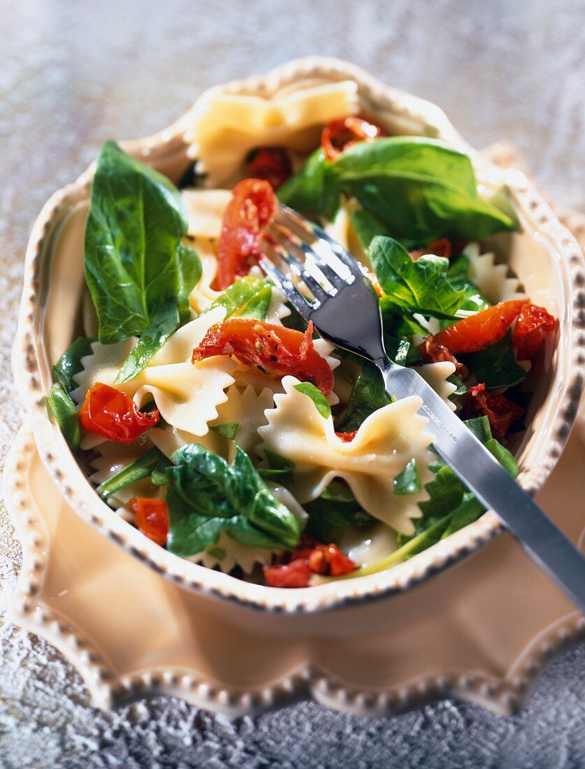 Farfelle pasta, spinach and spicy oil salad