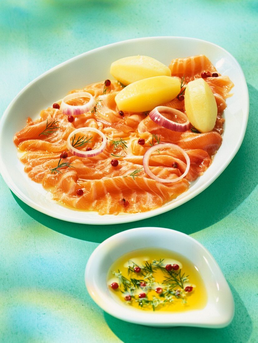 Lachs-Carpaccio, Olivenölmarinade mit rosa Pfeffer und Dill und Salzkartoffeln