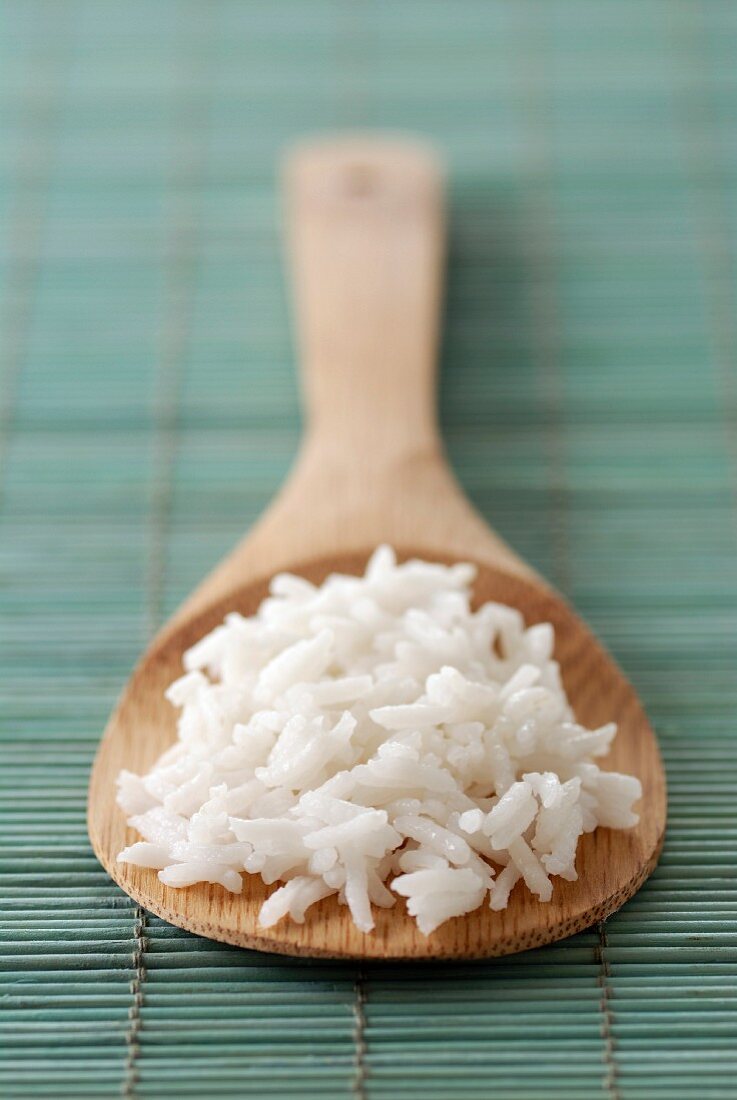 Gekochter Reis auf Holzlöffel