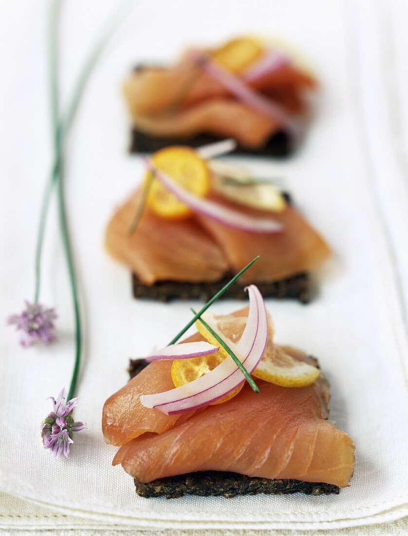 Canapé mit Lachs und Zitrusfrüchten