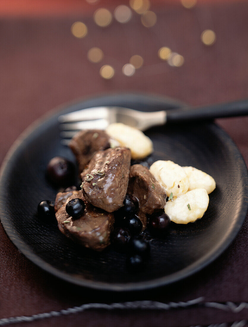 Wildschweinragout mit Heidelbeeren und Gnocchi