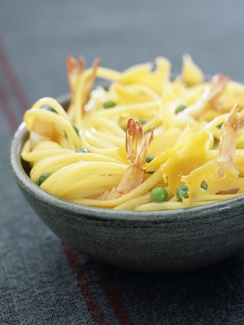 Spaghettis with shrimps, peas and mimolette cheese