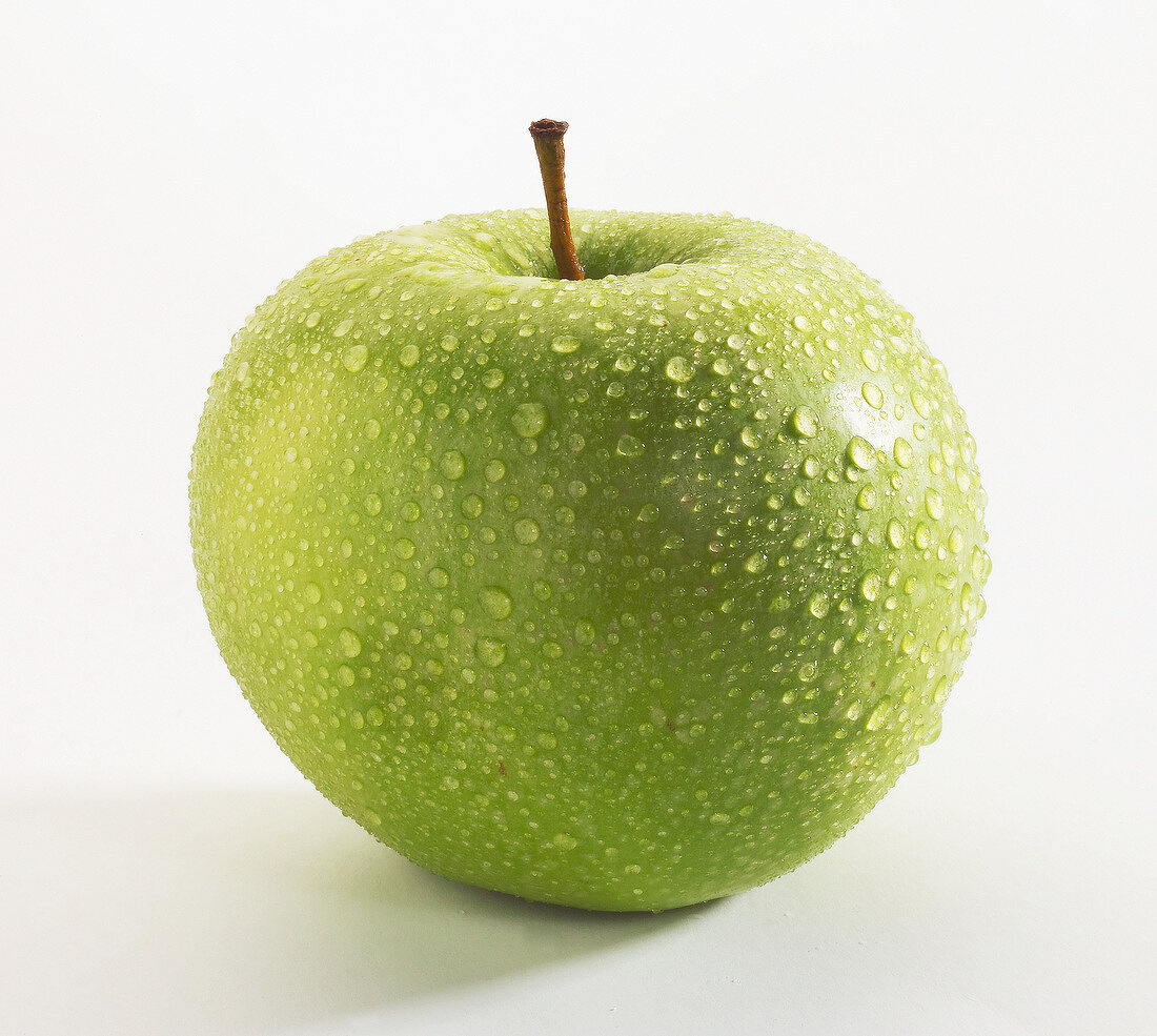 Grüner Apfel mit Wassertropfen