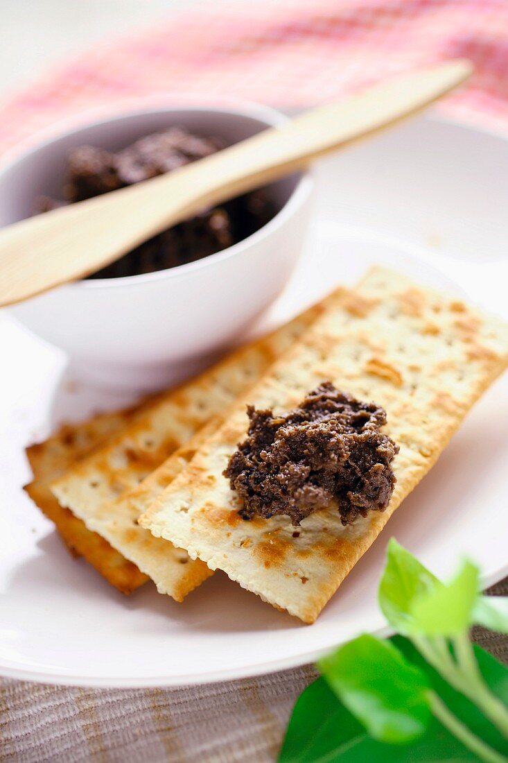 Tapenade (Olivenpaste, Frankreich) mit Crackern