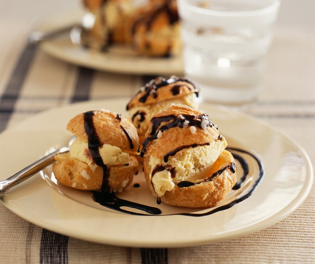 Profiteroles mit Schokosauce