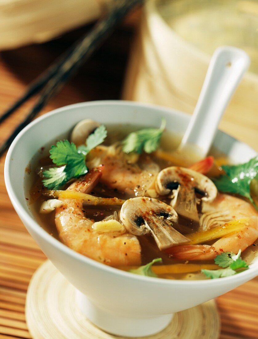 Thailändische Suppe mit Garnelen