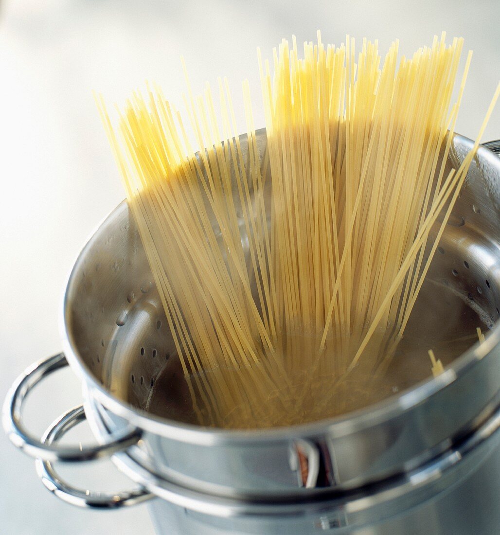 Spaghetti in einem Kochtopf kochen