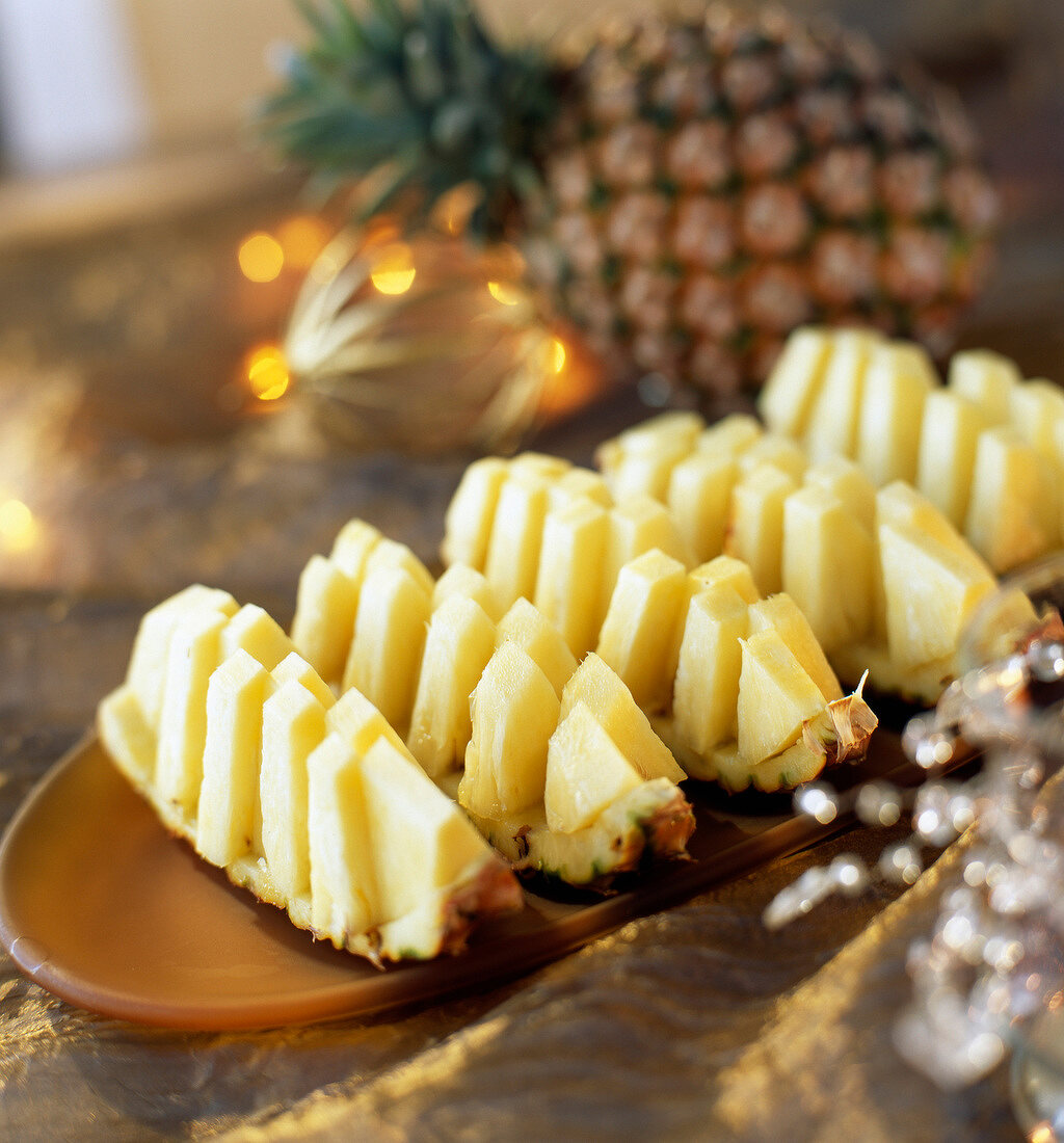 In kleine Stücke geschnittene Ananasschiffchen
