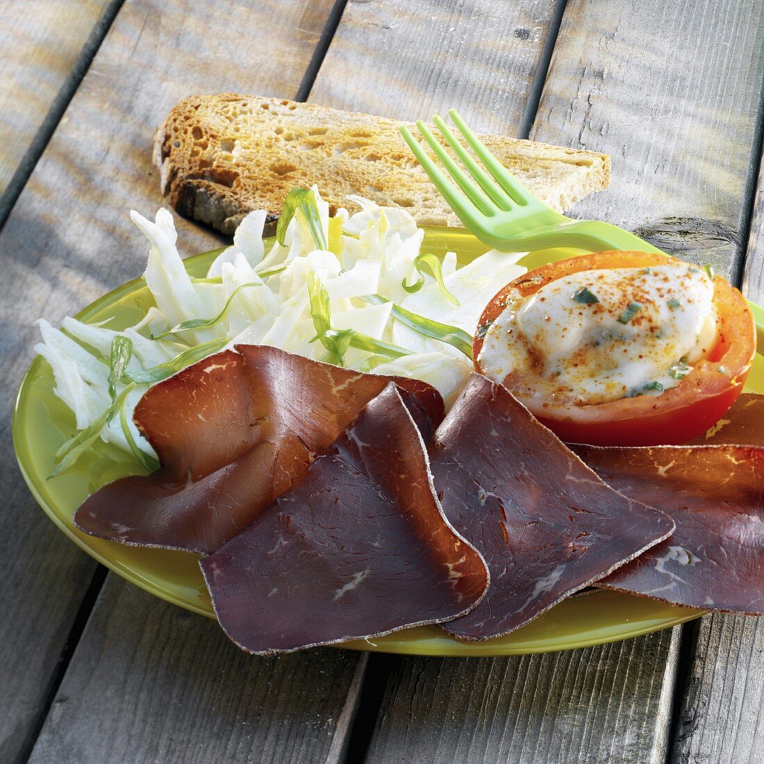 Bündnerfleisch mit Salat und Tomate