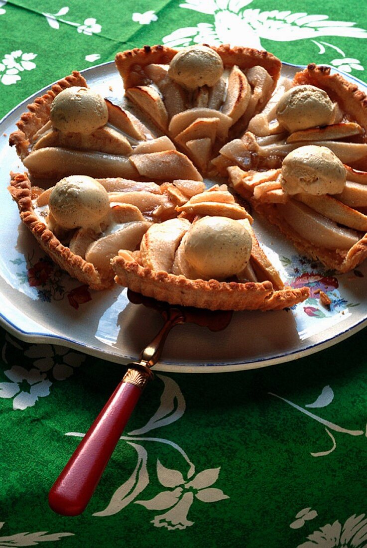 Birnentarte mit Vanille-Apfel-Eis