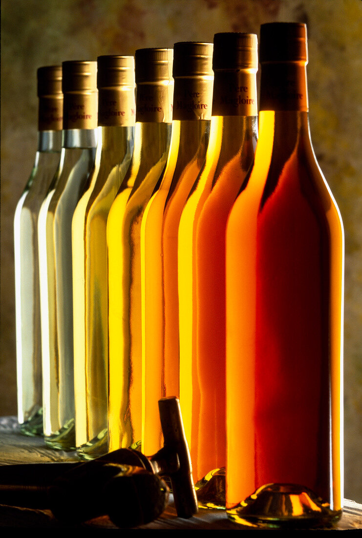 Mehrere Flaschen Calvados in verschiedenen Reifegraden