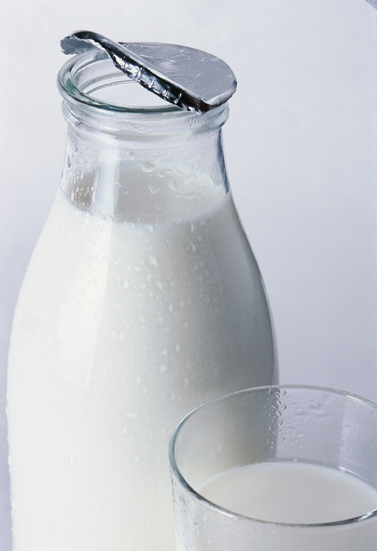 Flasche Milch mit einem Glas Milch