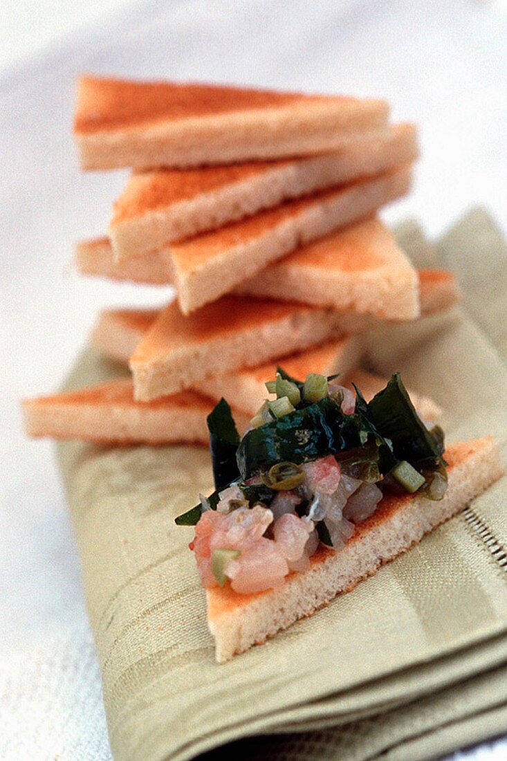 Toast triangles with shrimps and vegetables