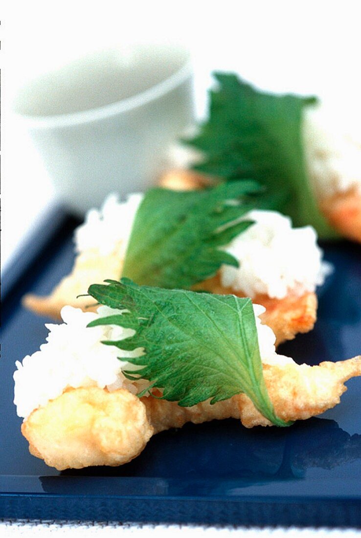 Gebackene Garnelen im Sushi Stil mit Reis und Shiso