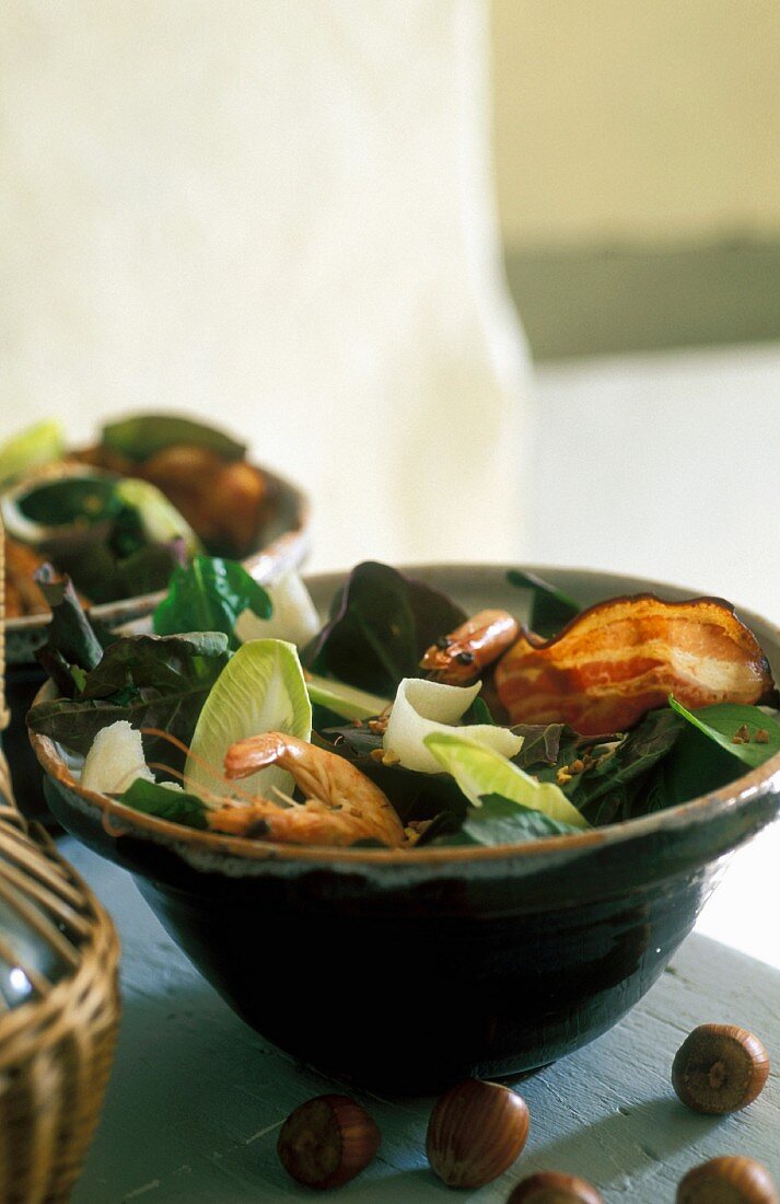 Salat mit Birnen, Shrimps, Bacon, Feldsalat, Chicorée und Haselnüssen