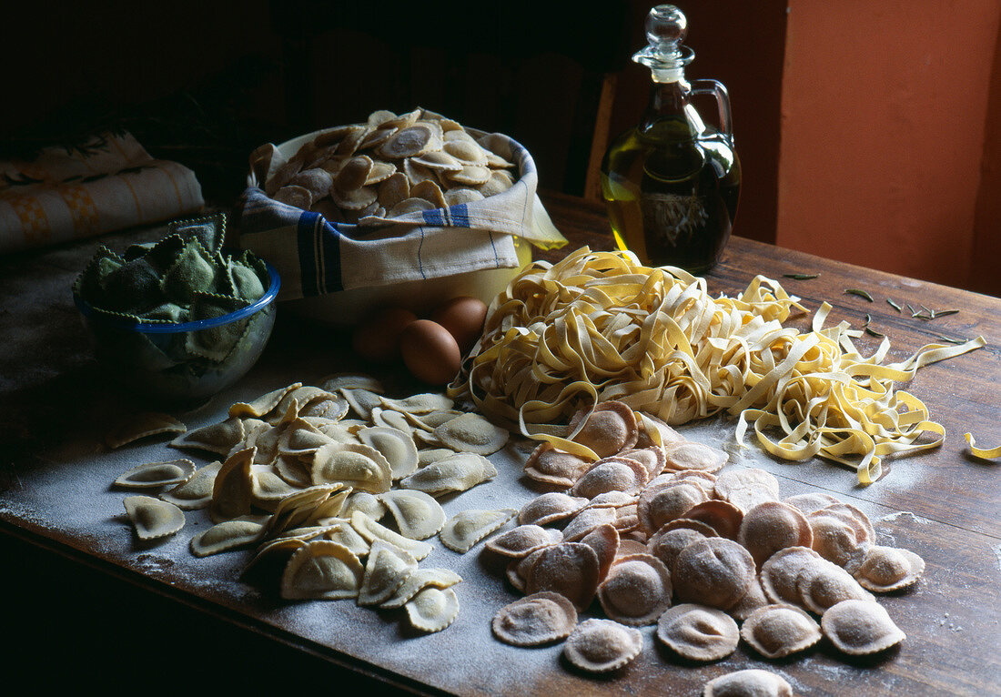 Verschiedene frische Pasta (Ravioli und Tagliatelle)