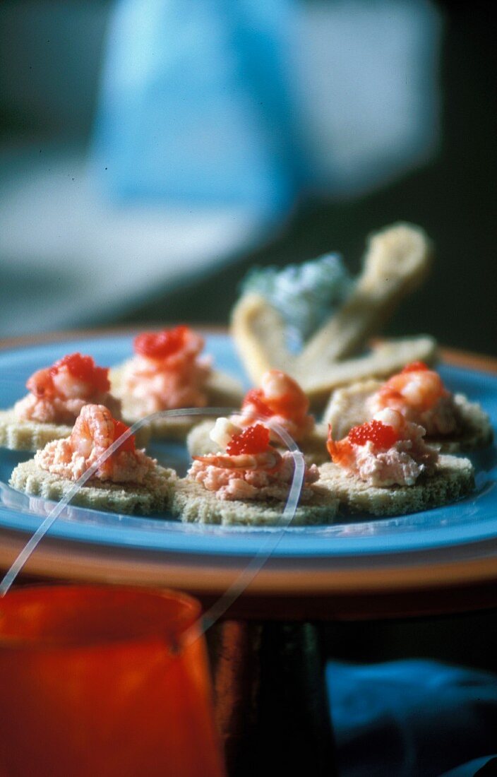 Kleine Toasts mit Krebsfleisch, Shrimps und Kaviar zum Aperitif