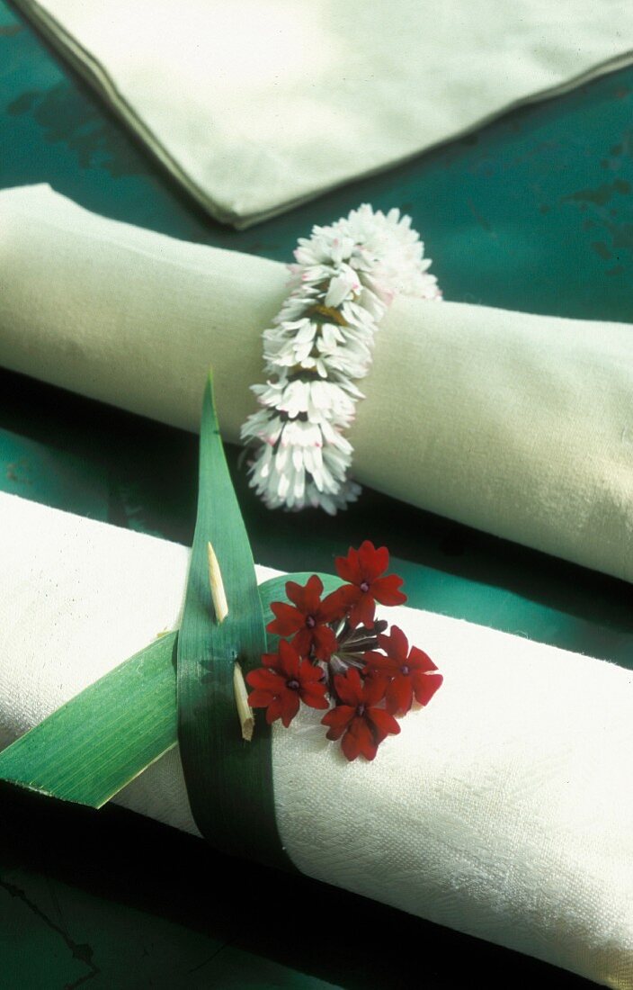 weiße Stoffservietten mit Blumendekoration