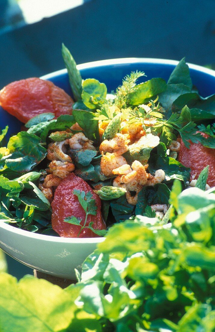 Green salad with crayfish and tomatoes preserved in oil