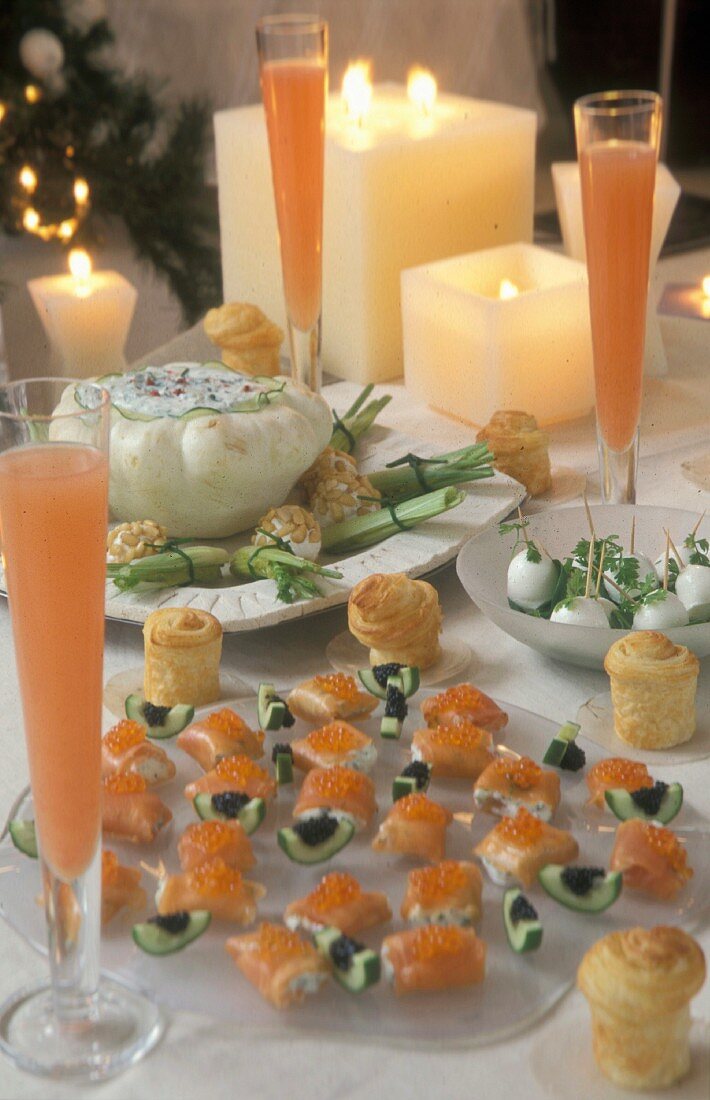 Weihnachtliche Amuse geules mit Räucherlachs, Kaviar und Meerrettich